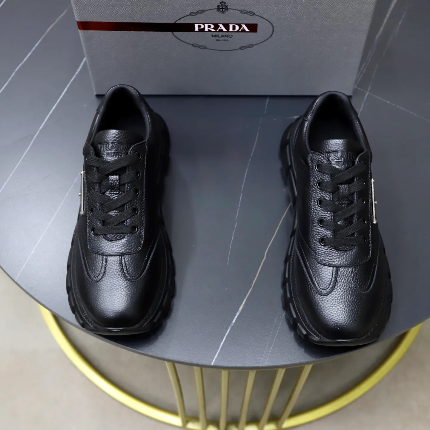 Factory price: 720💰Top original order Brand: PRADA (Prada) Standard code: Men's size 38/44 (45 can be customized) Grade: Same as the official website Material: Original cowhide stitching, cowhide lining, original combination two-color wear-resistant soft outsole Style category: casual sports version, young fashion, European and American trend, British style Color: actual picture color